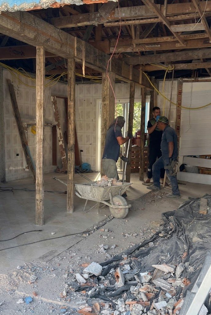 Reforma com a casa escorada por pontaletes de madeira enquanto a parede é retirada