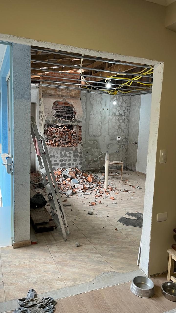 Churrasqueira de tijolo sendo demolida durante reforma